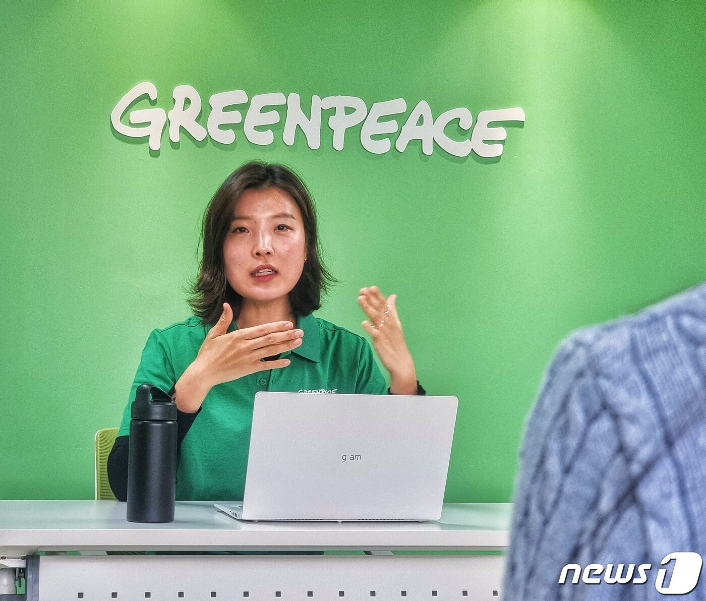 본문 이미지 - 김연하 그린피스 해양 캠페이너가 10일 오후 <뉴스1>과 인터뷰하고 있다. ⓒ 뉴스1 황덕현 기자