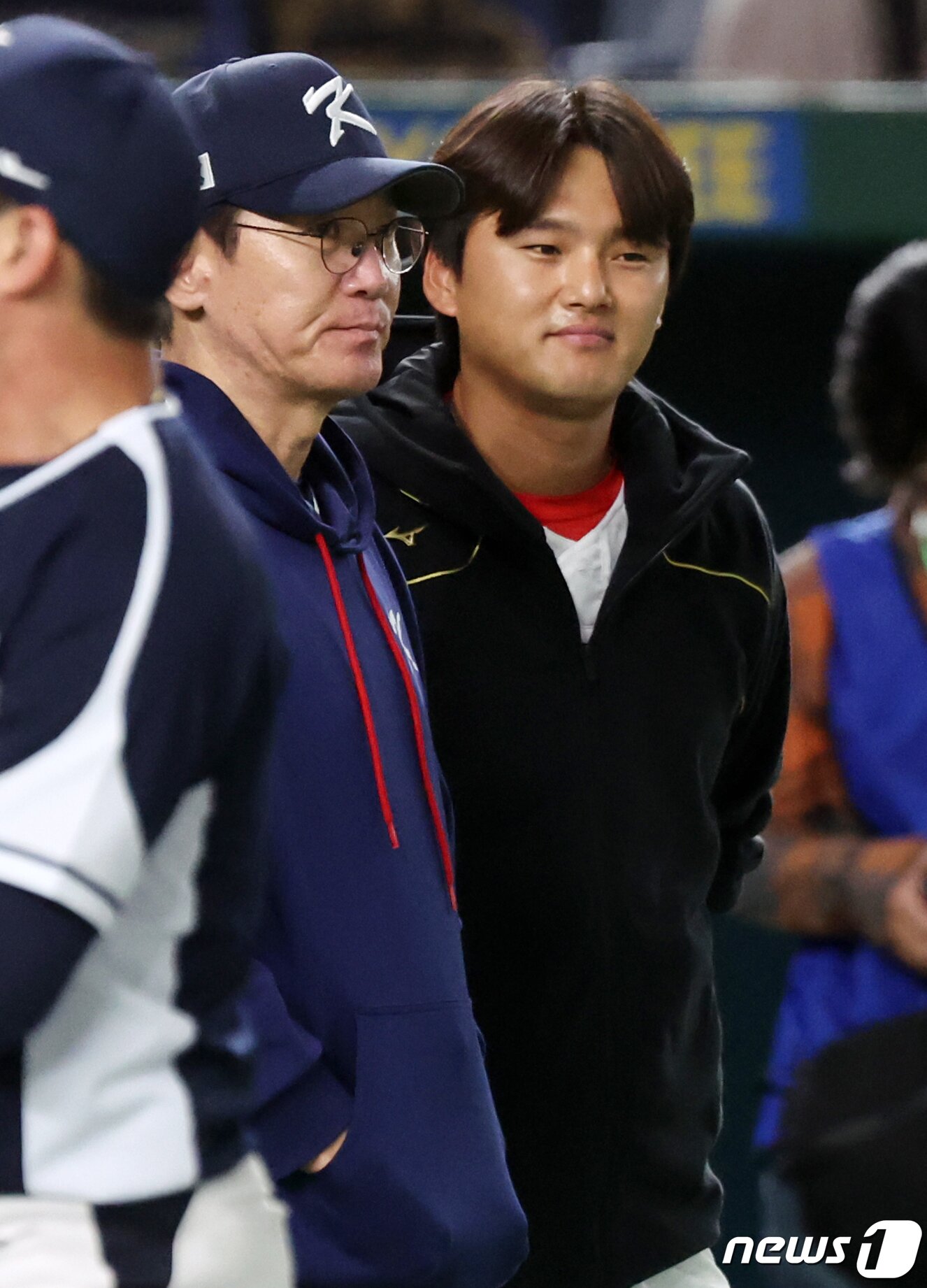 본문 이미지 - 13일 오후 일본 도쿄돔에서 열리는 2023 월드베이스볼클래식(WBC) B조 1라운드 대한민국과 중국의 경기를 앞두고 KT 위즈 소속으로 중국 대표팀에 선발된 주권이 이강철 대표팀 감독과 대화를 나누고 있다. 2023.3.13/뉴스1 ⓒ News1 김진환 기자