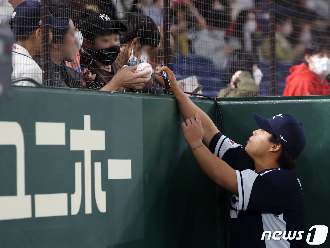 본문 이미지 - 13일 오후 일본 도쿄돔에서 열리는 2023 월드베이스볼클래식(WBC) B조 1라운드 대한민국과 중국의 경기를 앞두고 대표팀 강백호가 응원 온 팬들에게 사인을 하고 있다. 2023.3.13/뉴스1 ⓒ News1 김진환 기자