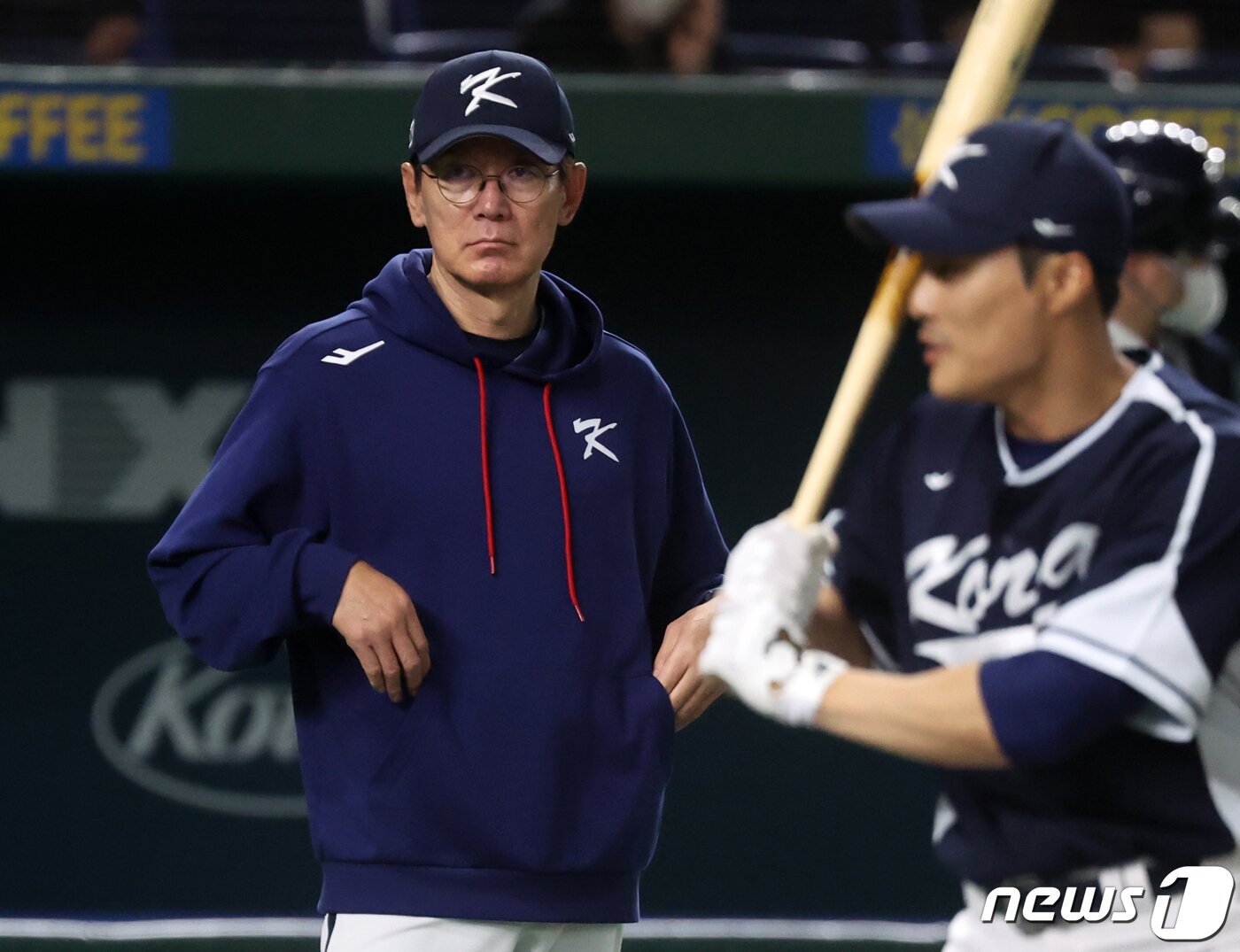 본문 이미지 - 13일 오후 일본 도쿄돔에서 열리는 2023 월드베이스볼클래식(WBC) B조 1라운드 대한민국과 중국의 경기를 앞두고 이강철 대표팀 감독이 선수들의 훈련을 지켜보고 있다. 2023.3.13/뉴스1 ⓒ News1 김진환 기자