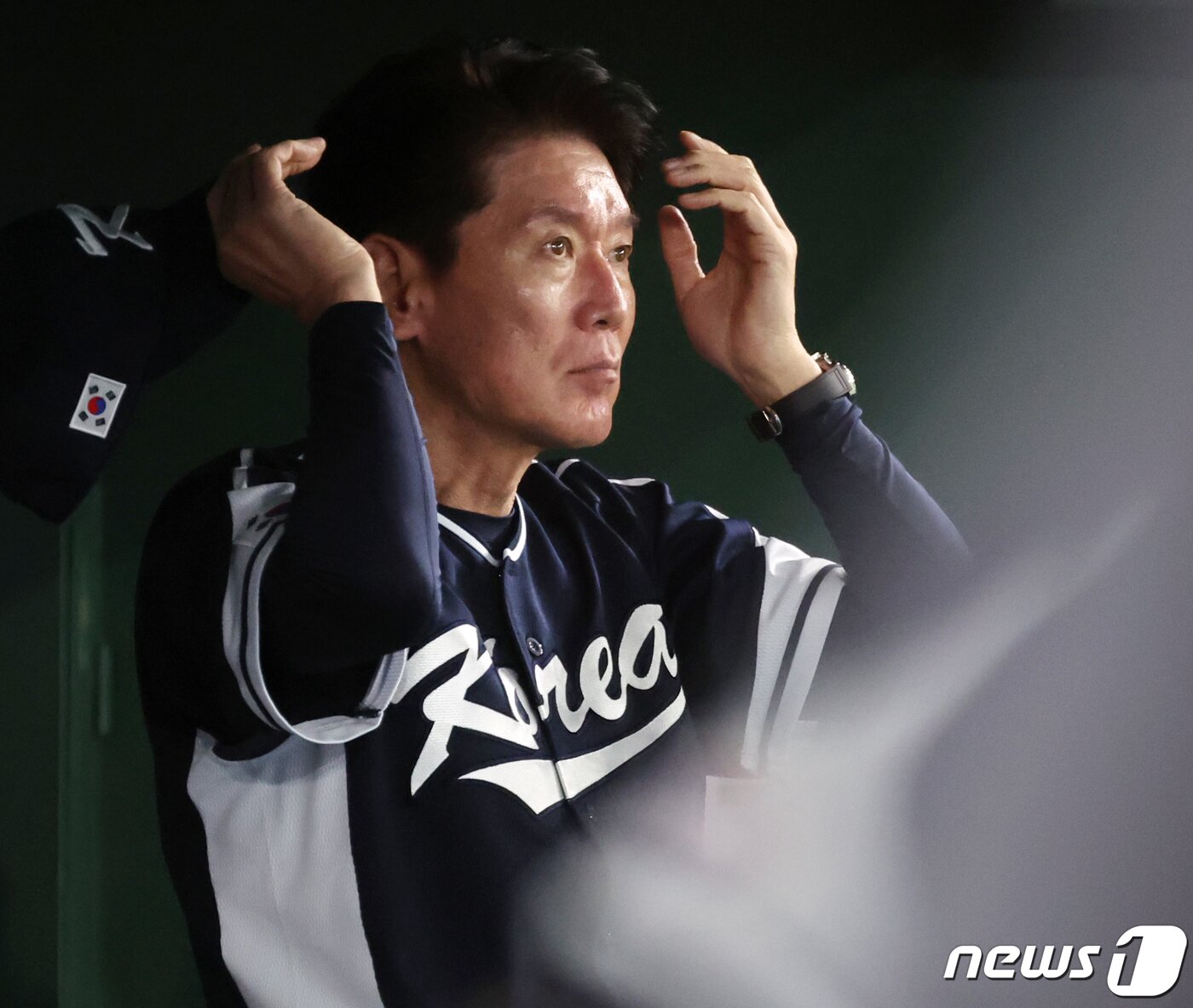 본문 이미지 - 13일 오후 일본 도쿄돔에서 열리는 2023 월드베이스볼클래식(WBC) B조 1라운드 대한민국과 중국의 경기를 앞두고 이강철 대표팀 감독이 모자를 쓰고 있다. 2023.3.13/뉴스1 ⓒ News1 김진환 기자
