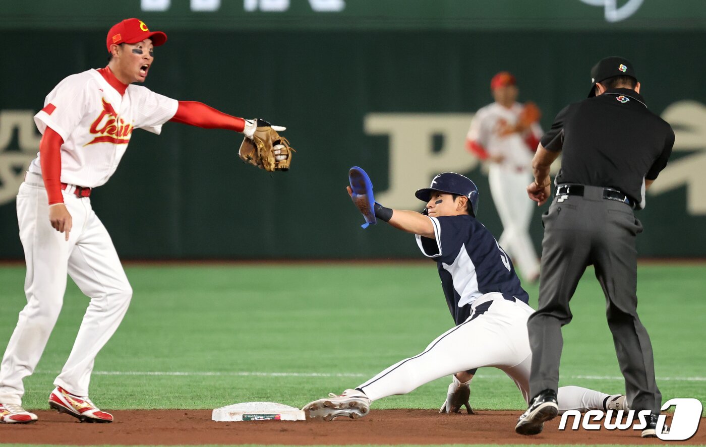 본문 이미지 - 13일 오후 일본 도쿄돔에서 열린 2023 월드베이스볼클래식(WBC) B조 1라운드 대한민국과 중국의 경기, 대표팀 이정후가 1회초 1사 1루에서 2루 도루를 시도해 성공하고 있다. 2023.3.13/뉴스1 ⓒ News1 김진환 기자