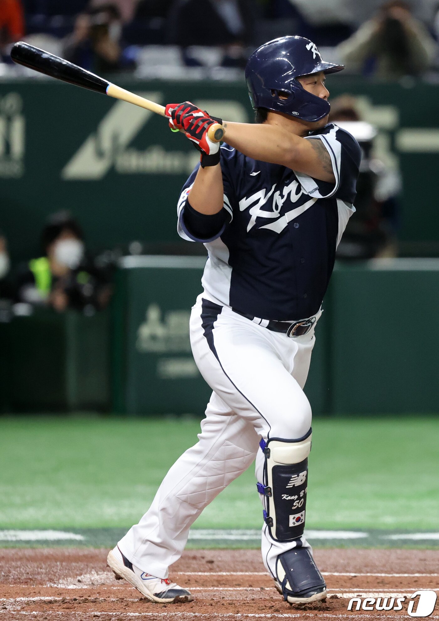 본문 이미지 - 13일 오후 일본 도쿄돔에서 열린 2023 월드베이스볼클래식(WBC) B조 1라운드 대한민국과 중국의 경기, 대표팀 강백호가 1회초 2사 3루에서 적시타를 치고 있다. 2023.3.13/뉴스1 ⓒ News1 김진환 기자