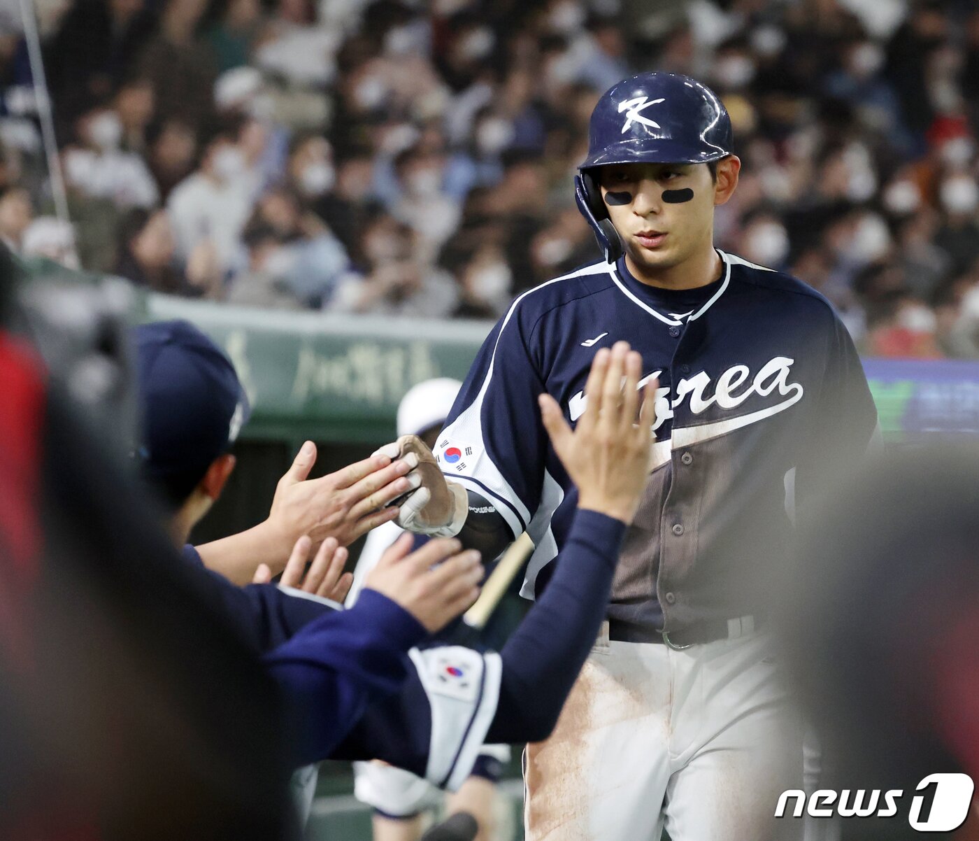 본문 이미지 - 13일 오후 일본 도쿄돔에서 열린 2023 월드베이스볼클래식(WBC) B조 1라운드 대한민국과 중국의 경기, 대표팀 이정후가 1회초 2사 3루에서 강백호의 적시타 때 득점에 성공 후 동료들의 축하를 받고 있다. 2023.3.13/뉴스1 ⓒ News1 김진환 기자