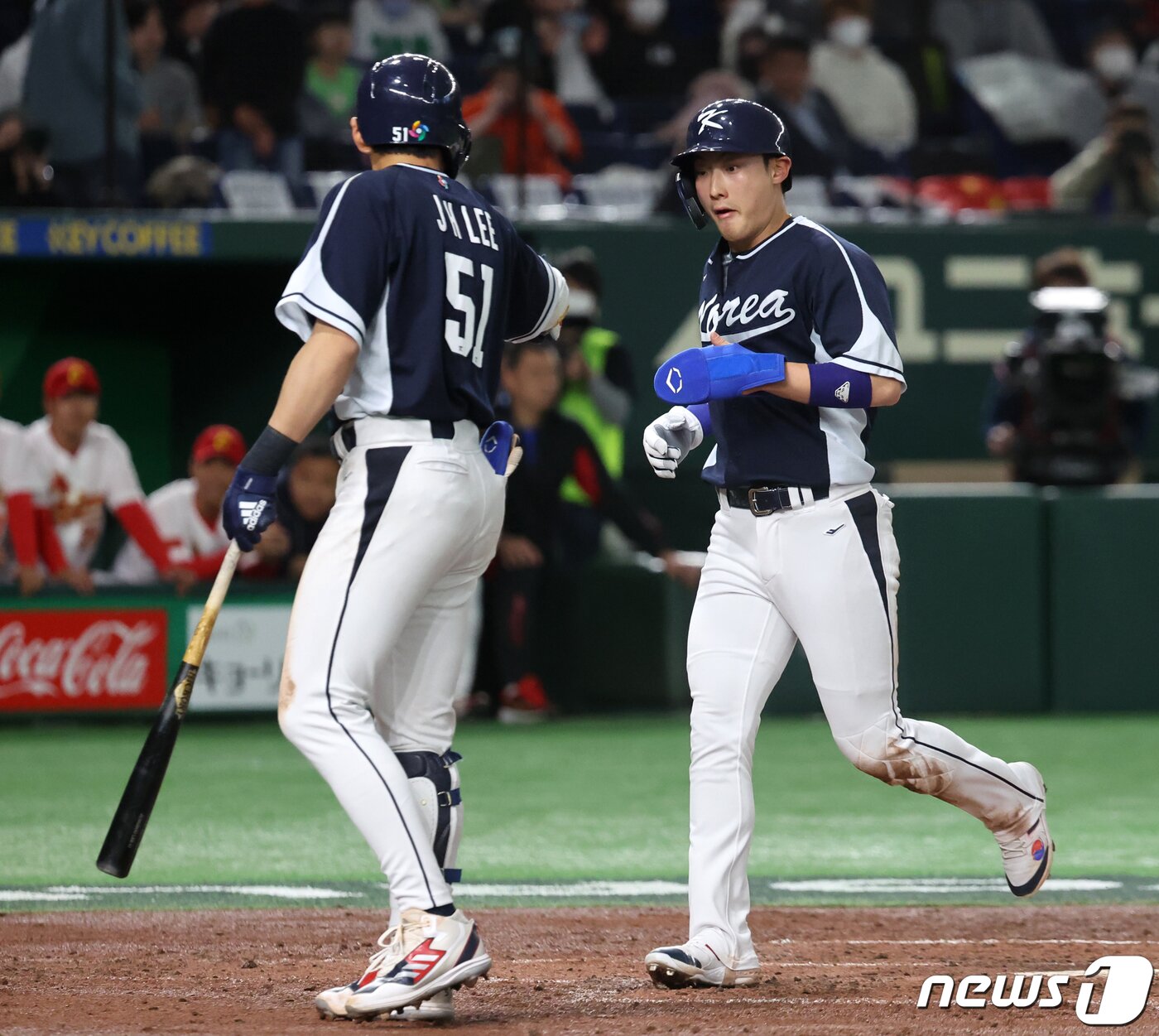 본문 이미지 - 13일 오후 일본 도쿄돔에서 열린 2023 월드베이스볼클래식(WBC) B조 1라운드 대한민국과 중국의 경기, 대표팀 최지훈이 2회초 2사 1,3루에서 폭투로 득점에 성공하고 있다. 2023.3.13/뉴스1 ⓒ News1 김진환 기자