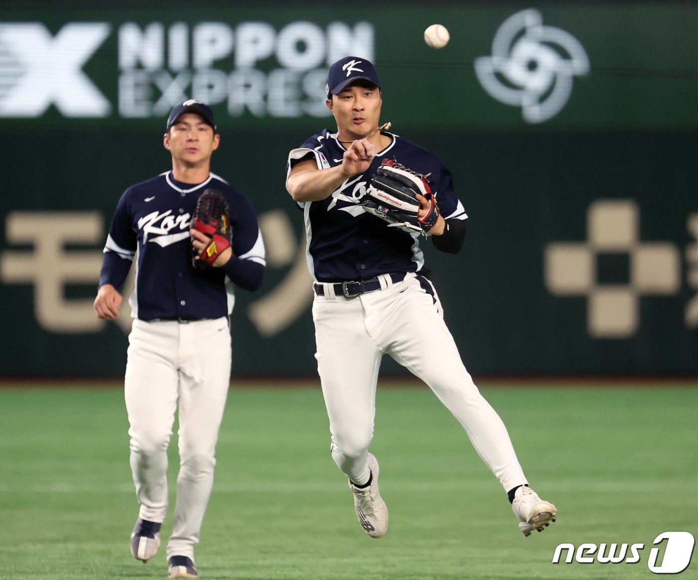 13일 오후 일본 도쿄돔에서 열린 2023 월드베이스볼클래식&#40;WBC&#41; B조 1라운드 대한민국과 중국의 경기, 대표팀 3루수 김하성이 2회말 중국 대표팀 선두타자 뤄진쥔의 타구를 잡아 1루로 송구하고 있다. 2023.3.13/뉴스1 ⓒ News1 김진환 기자