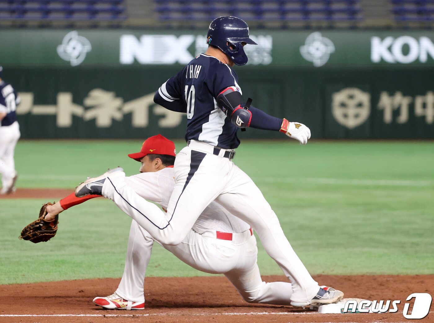 본문 이미지 - 13일 오후 일본 도쿄돔에서 열린 2023 월드베이스볼클래식(WBC) B조 1라운드 대한민국과 중국의 경기, 대표팀 오지환이 3회초 무사 1,2루에서 기습 번트를 친 후 세이프 되고 있다. 2023.3.13/뉴스1 ⓒ News1 김진환 기자