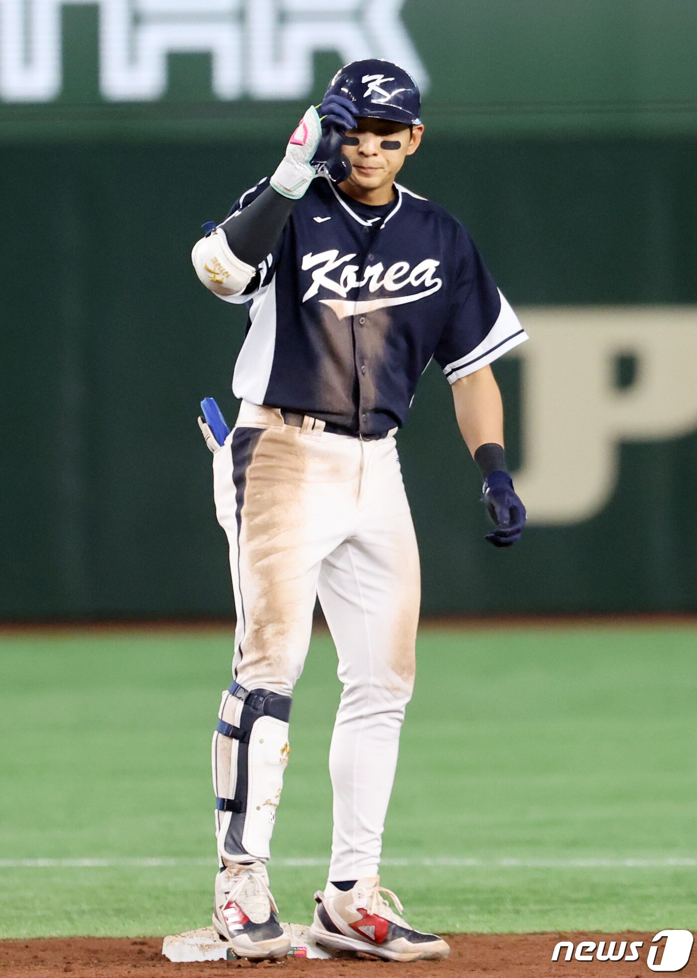 본문 이미지 - 13일 오후 일본 도쿄돔에서 열린 2023 월드베이스볼클래식&#40;WBC&#41; B조 1라운드 대한민국과 중국의 경기, 대표팀 이정후가 3회초 무사 만루에서 2타점 2루타를 친 후 더그아웃을 보며 세리머니를 하고 있다. 2023.3.13/뉴스1 ⓒ News1 김진환 기자