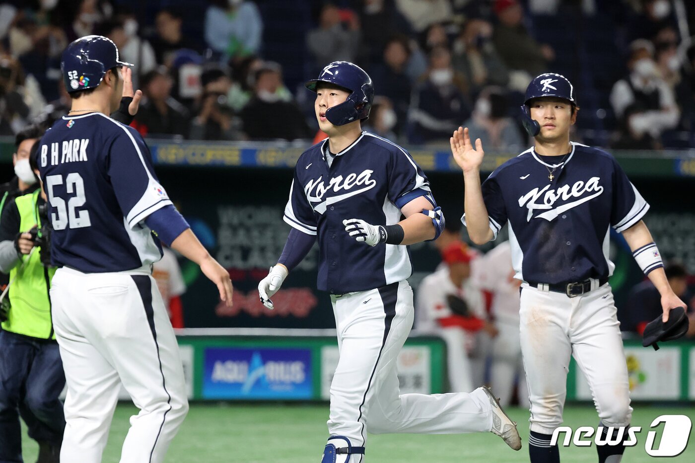 본문 이미지 - 13일 오후 일본 도쿄돔에서 열린 2023 월드베이스볼클래식(WBC) B조 1라운드 대한민국과 중국의 경기, 대표팀 박건우가 4회초 2사 만루에서 만루홈런을 친 후 동료들과 하이파이브를 하고 있다. 2023.3.13/뉴스1 ⓒ News1 김진환 기자