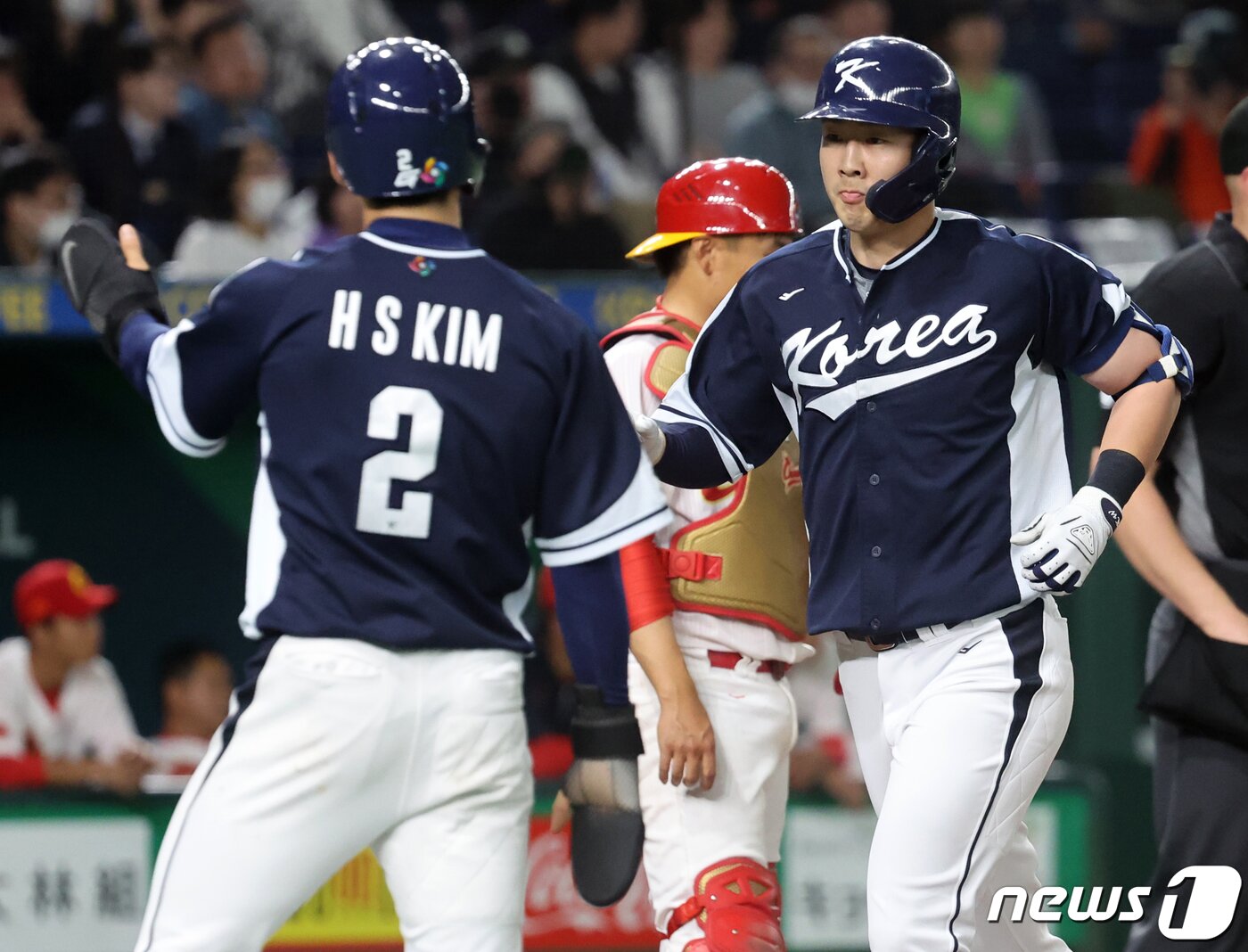 본문 이미지 - 13일 오후 일본 도쿄돔에서 열린 2023 월드베이스볼클래식(WBC) B조 1라운드 대한민국과 중국의 경기, 대표팀 박건우가 4회초 2사 만루에서 만루홈런을 친 후 동료들과 하이파이브를 하고 있다. 2023.3.13/뉴스1 ⓒ News1 김진환 기자