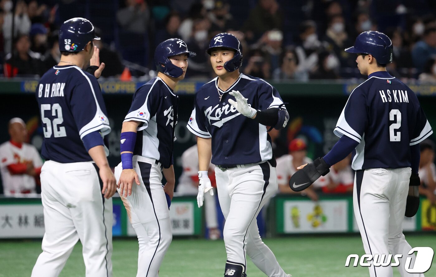 본문 이미지 - 13일 오후 일본 도쿄돔에서 열린 2023 월드베이스볼클래식(WBC) B조 1라운드 대한민국과 중국의 경기, 대표팀 김하성이 5회초 1사 만루에서 만루홈런을 친 후 동료들과 하이파이브를 하고 있다. 2023.3.13/뉴스1 ⓒ News1 김진환 기자