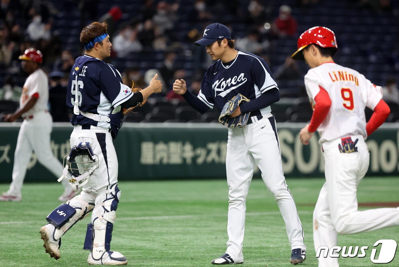 본문 이미지 - 13일 오후 일본 도쿄돔에서 열린 2023 월드베이스볼클래식(WBC) B조 1라운드 대한민국과 중국의 경기에서 22대2로 5회 콜드게임 승리를 거둔 대한민국 포수 이지영과 구창모가 승리를 자축하고 있다. 2023.3.13/뉴스1 ⓒ News1 김진환 기자
