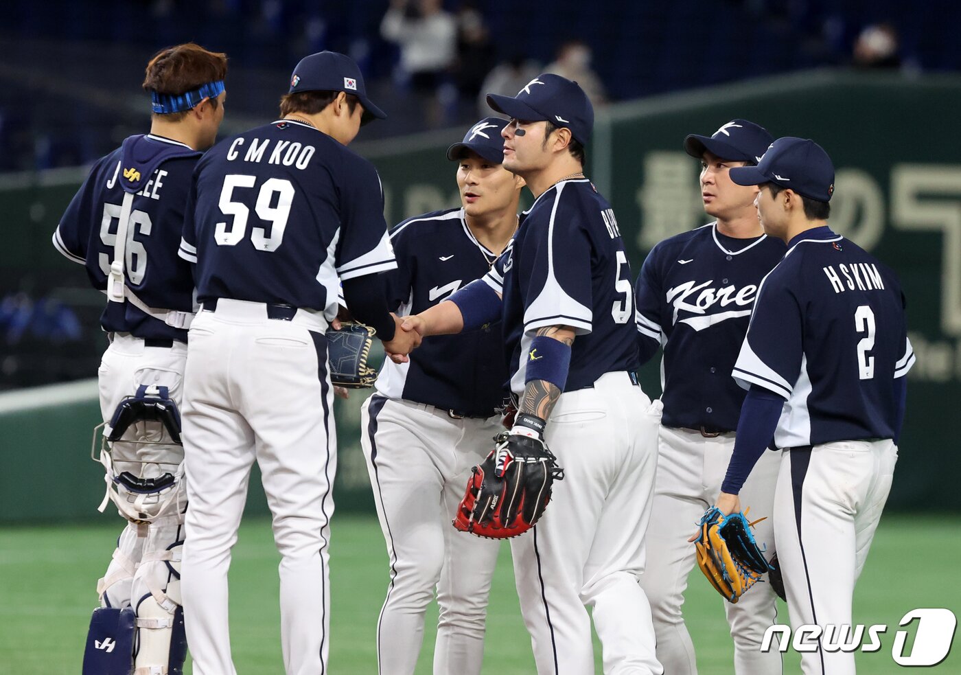 본문 이미지 - 13일 오후 일본 도쿄돔에서 열린 2023 월드베이스볼클래식(WBC) B조 1라운드 대한민국과 중국의 경기에서 22대2로 5회 콜드게임 승리를 거둔 대한민국 선수들이 승리를 자축하고 있다. 2023.3.13/뉴스1 ⓒ News1 김진환 기자