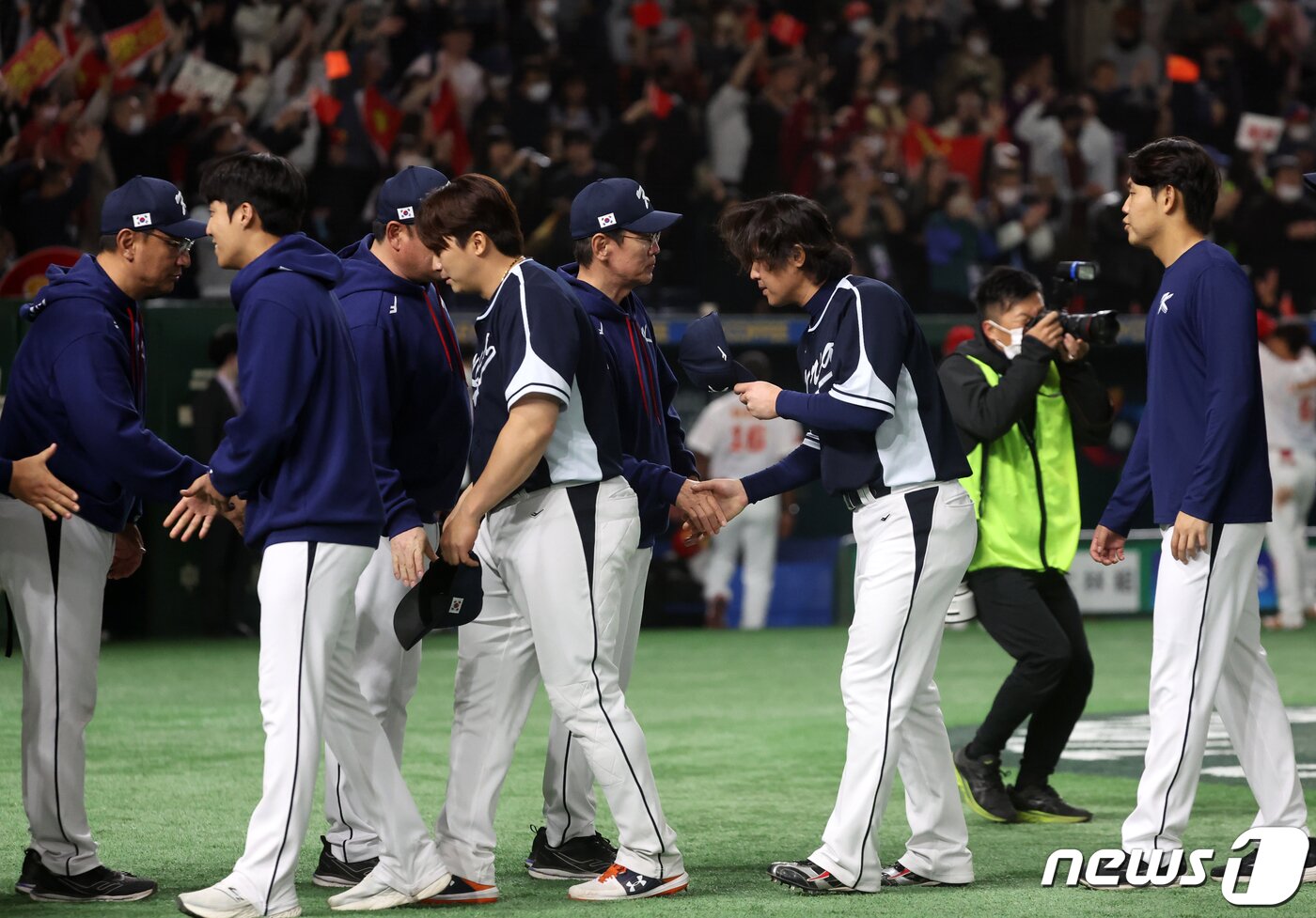 본문 이미지 - 13일 오후 일본 도쿄돔에서 열린 2023 월드베이스볼클래식(WBC) B조 1라운드 대한민국과 중국의 경기에서 22대2로 5회 콜드게임 승리를 거둔 대한민국 이강철 감독이 최정과 악수를 나누고 있다. 2023.3.13/뉴스1 ⓒ News1 김진환 기자