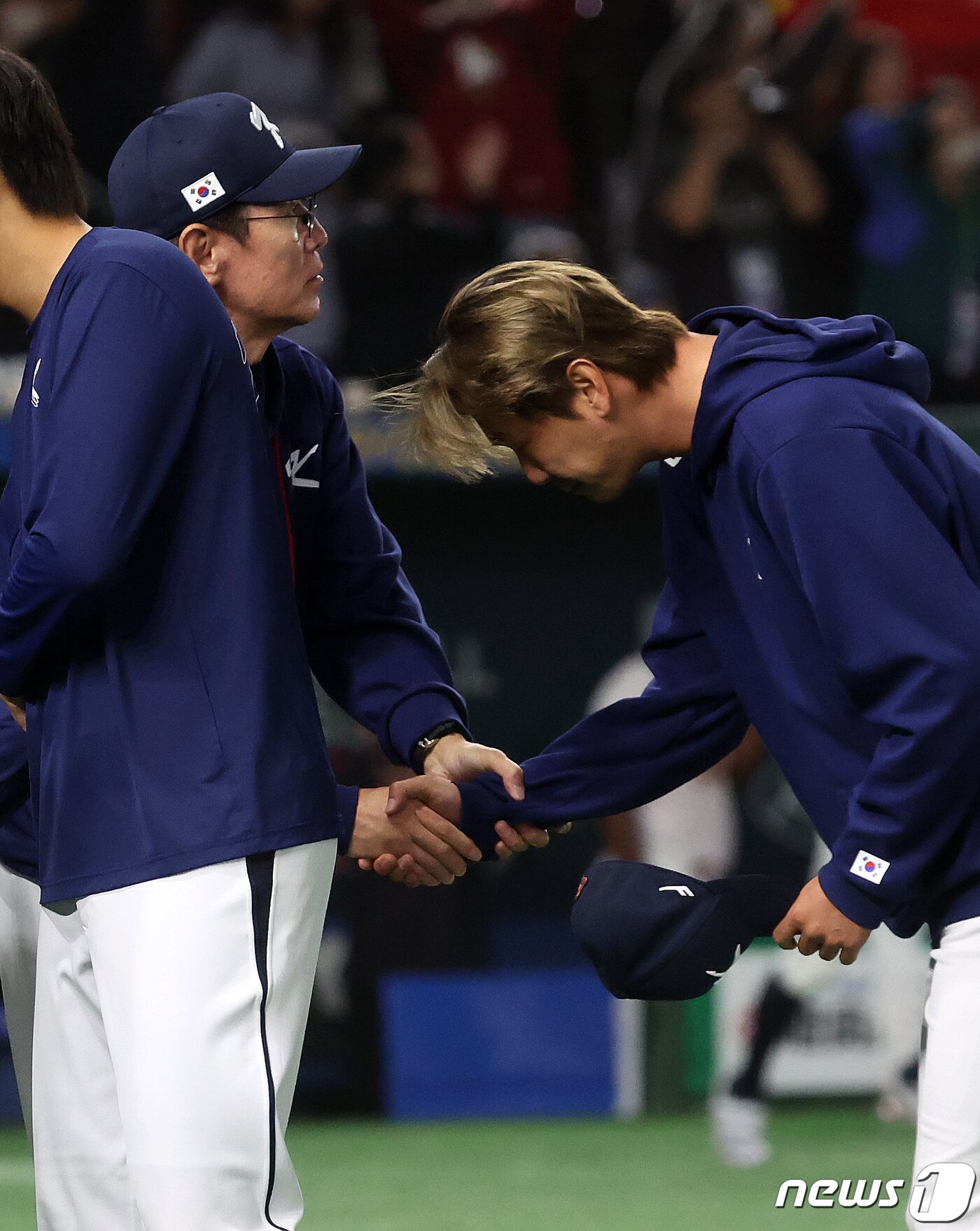 본문 이미지 - 13일 오후 일본 도쿄돔에서 열린 2023 월드베이스볼클래식(WBC) B조 1라운드 대한민국과 중국의 경기에서 22대2로 5회 콜드게임 승리를 거둔 대한민국 이강철 감독이 김광현과 악수를 나누고 있다. 2023.3.13/뉴스1 ⓒ News1 김진환 기자