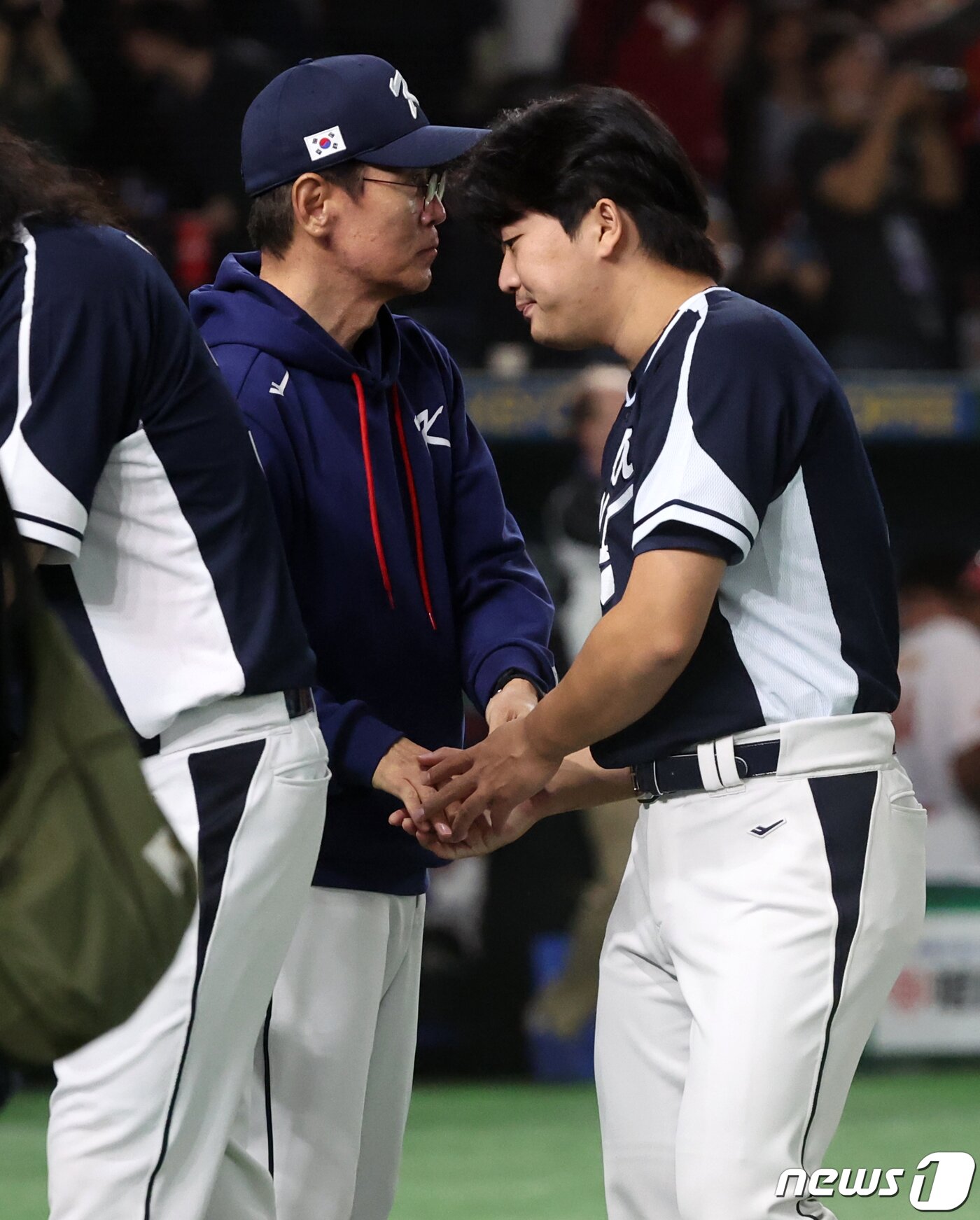 본문 이미지 - 13일 오후 일본 도쿄돔에서 열린 2023 월드베이스볼클래식(WBC) B조 1라운드 대한민국과 중국의 경기에서 22대2로 5회 콜드게임 승리를 거둔 대한민국 이강철 감독이 고우석과 악수를 나누고 있다. 2023.3.13/뉴스1 ⓒ News1 김진환 기자