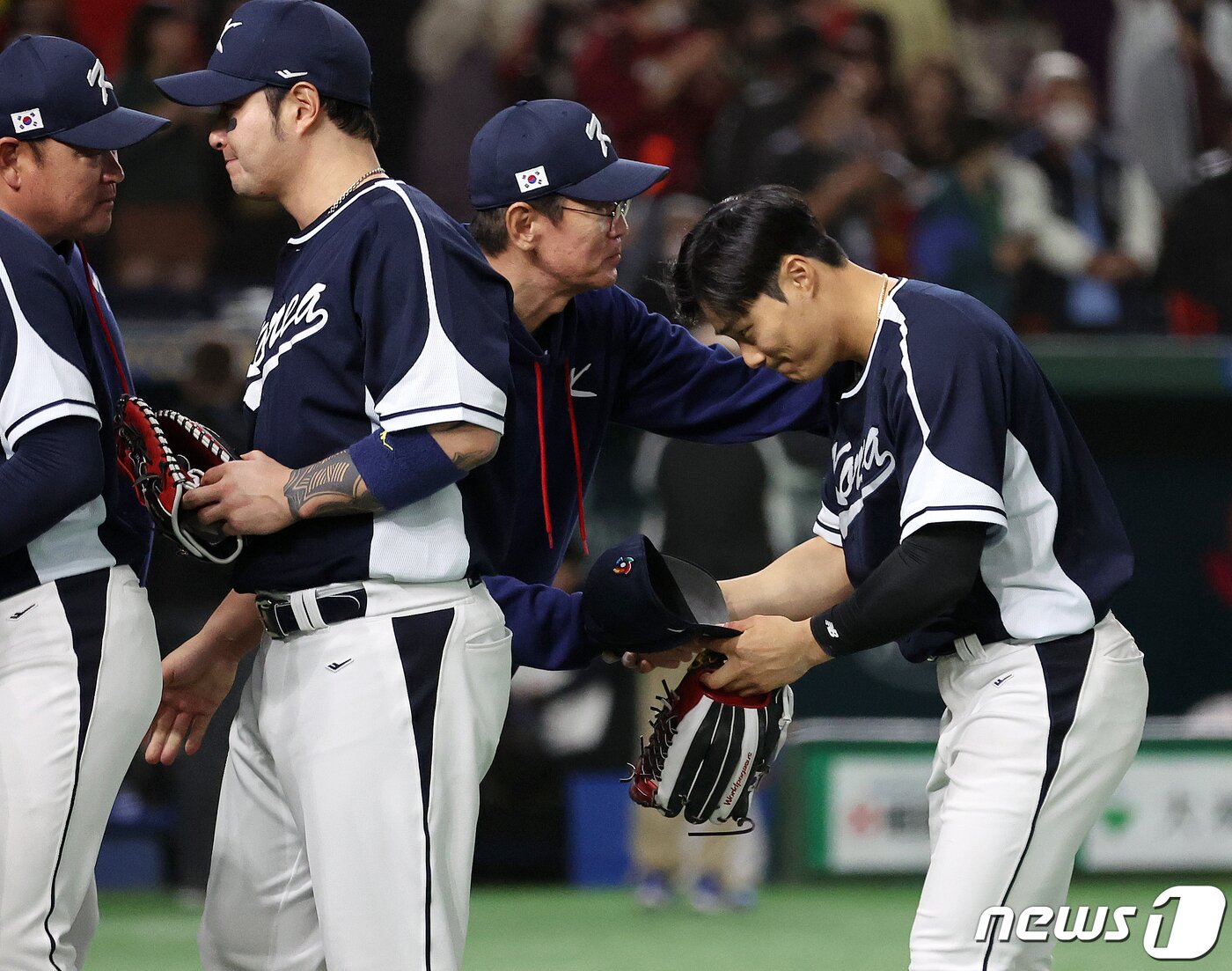 본문 이미지 - 13일 오후 일본 도쿄돔에서 열린 2023 월드베이스볼클래식(WBC) B조 1라운드 대한민국과 중국의 경기에서 22대2로 5회 콜드게임 승리를 거둔 대한민국 이강철 감독이 김하성과 악수를 나누고 있다. 2023.3.13/뉴스1 ⓒ News1 김진환 기자