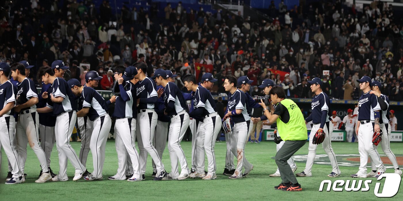 본문 이미지 - 13일 오후 일본 도쿄돔에서 열린 2023 월드베이스볼클래식(WBC) B조 1라운드 대한민국과 중국의 경기에서 22대2로 5회 콜드게임 승리를 거둔 대한민국 이강철 감독을 비롯한 코칭스태프들이 선수들과 악수를 나누고 있다. 2023.3.13/뉴스1 ⓒ News1 김진환 기자