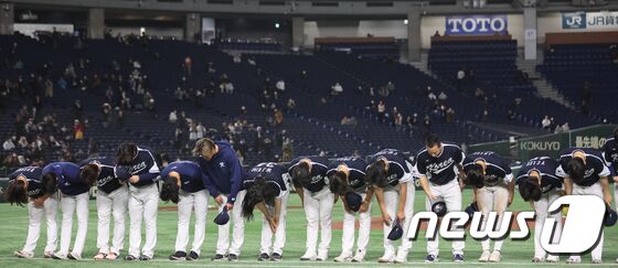 13일 오후 일본 도쿄돔에서 열린 2023 월드베이스볼클래식(WBC) B조 1라운드 대한민국과 중국의 경기에서 22대2로 5회 콜드게임 승리를 거둔 대한민국 선수들이 응원단을 향해 허리 숙여 인사하고 있다. 2023.3.13/뉴스1 © News1 김진환 기자