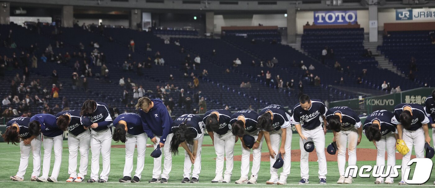 본문 이미지 - 13일 오후 일본 도쿄돔에서 열린 2023 월드베이스볼클래식(WBC) B조 1라운드 대한민국과 중국의 경기에서 22대2로 5회 콜드게임 승리를 거둔 대한민국 선수들이 응원단을 향해 허리 숙여 인사하고 있다. 2023.3.13/뉴스1 ⓒ News1 김진환 기자