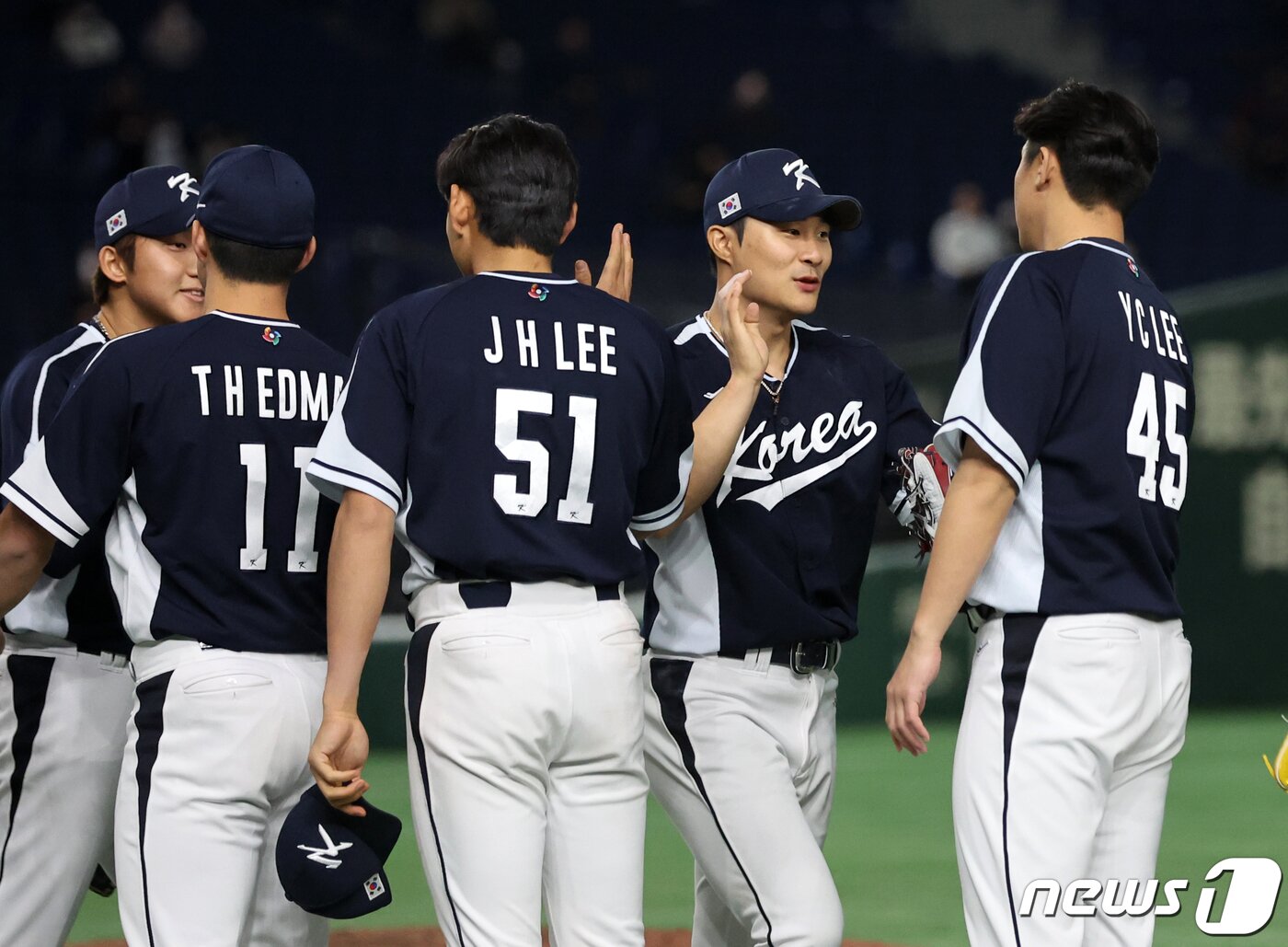 본문 이미지 - 13일 오후 일본 도쿄돔에서 열린 2023 월드베이스볼클래식(WBC) B조 1라운드 대한민국과 중국의 경기에서 22대2로 5회 콜드게임 승리를 거둔 대한민국 김하성이 선수들과 하이파이브를 나누고 있다. 2023.3.13/뉴스1 ⓒ News1 김진환 기자