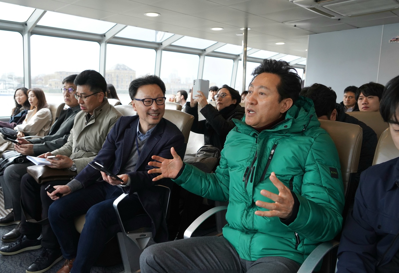 (서울=뉴스1) = 유럽 출장길에 오른 오세훈 서울시장이 13일(현지시간) 영국 런던의 동서를 연결하는 주요 교통수단 중 하나인 '리버버스'에 탑승, 템즈강의 수변 경관에 대해 이 …