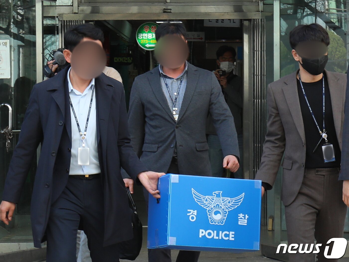 본문 이미지 - 전북경찰청 반부패경제범죄수사대 관계자들이 14일 전북 전주시 덕진구 민주노총 건설노조 사무실 압수수색을 마치고 압수품을 옮기고 있다. 2023.3.14/뉴스1 ⓒ News1 유경석 기자