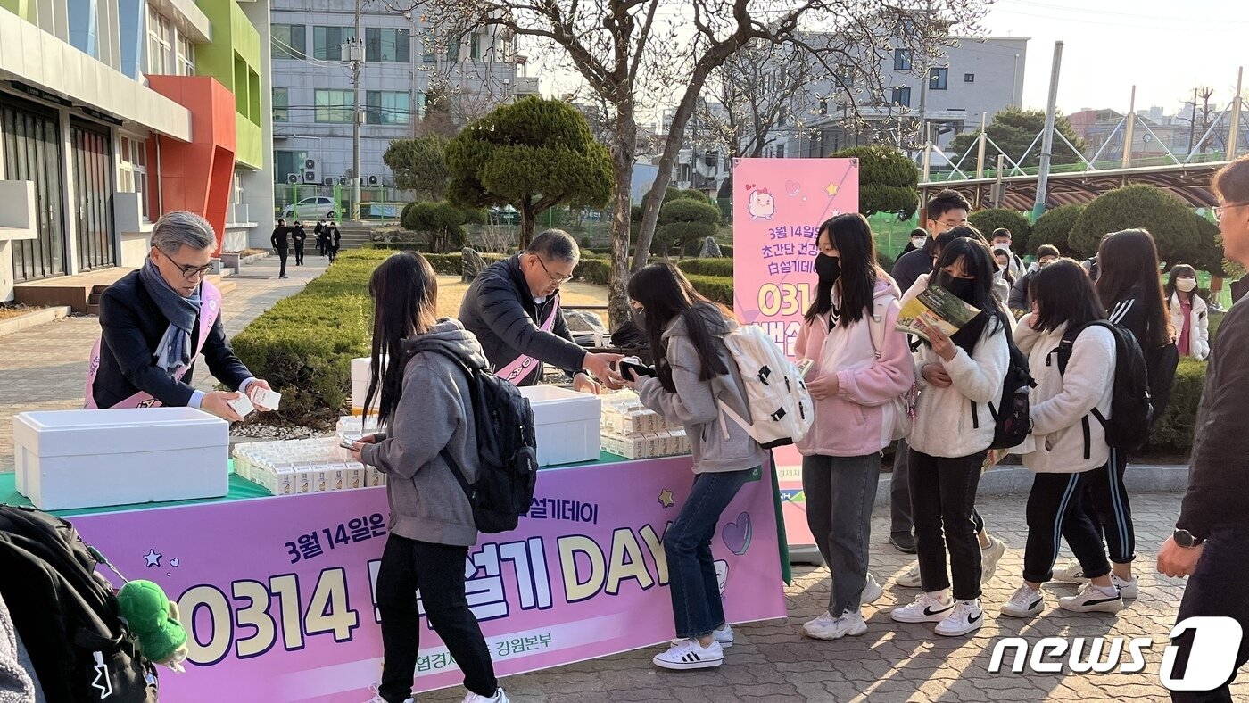 본문 이미지 - '백설기 데이' 나눔 행사.(농협 강원본부 제공) 2023.3.14/뉴스1