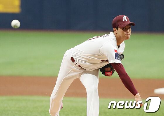 14일 오후 서울 구로구 고척스카이돔에서 열린 2023 한국프로야구(KBO) kt 위즈와 키움 히어로즈의 시범경기에서 키움 안우진이 역투하고 있다. 2023.3.14/뉴스1 © News1 임세영 기자