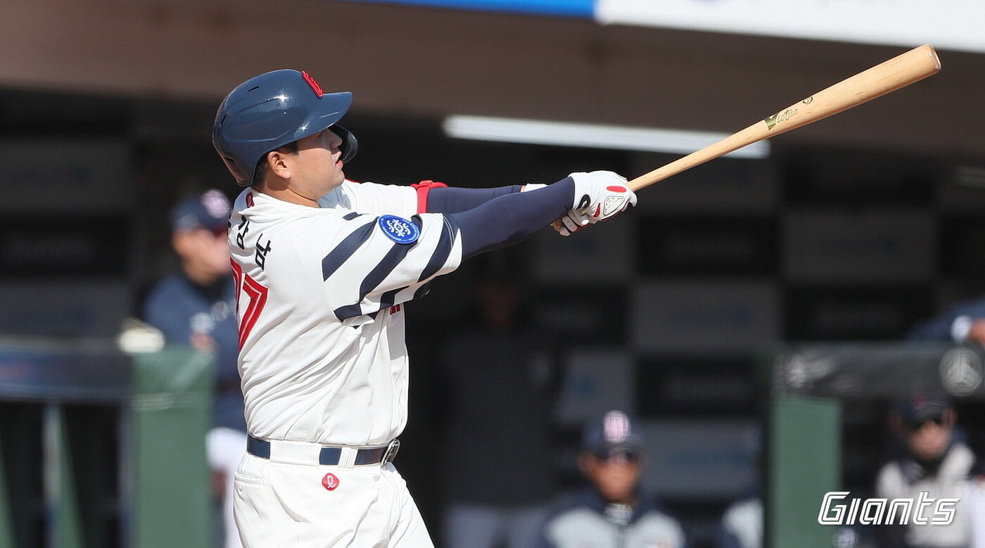 본문 이미지 - 롯데 자이언츠로 이적한 유강남이 14일 부산 사직구장에서 열린 두산 베어스와의 2023 KBO 시범경기에서 4회말 만루 홈런을 터트렸다.(롯데 자이언츠 제공)