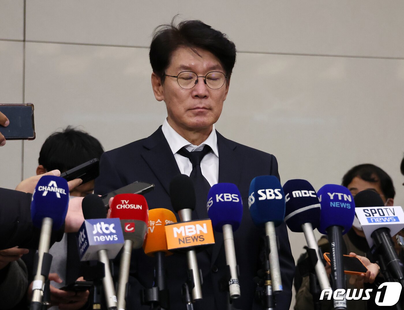 본문 이미지 - 2023 월드베이스볼클래식(WBC)에 출전해 1라운드를 2승 2패의 성적으로 마감한 대한민국 야구대표팀 이강철 감독이 14일 오후 인천국제공항을 통해 귀국 후 취재진과 인터뷰를 하고 있다. 2023.3.14/뉴스1 ⓒ News1 김진환 기자