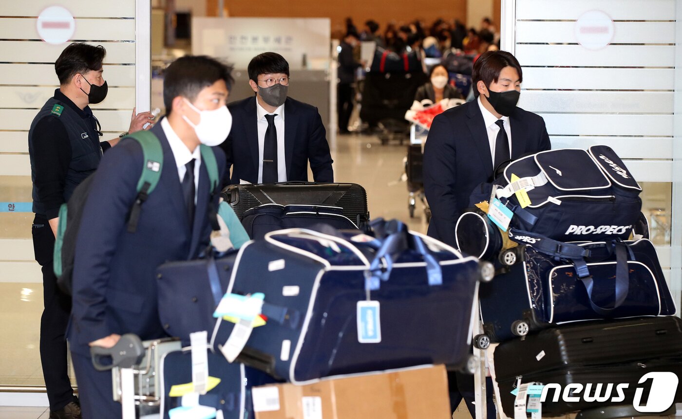 본문 이미지 - 2023 월드베이스볼클래식(WBC)에 출전해 1라운드를 2승 2패의 성적으로 마감한 한국 야구대표팀 선수들이 14일 오후 인천국제공항을 통해 귀국하고 있다. 2023.3.14/뉴스1 ⓒ News1 박지혜 기자