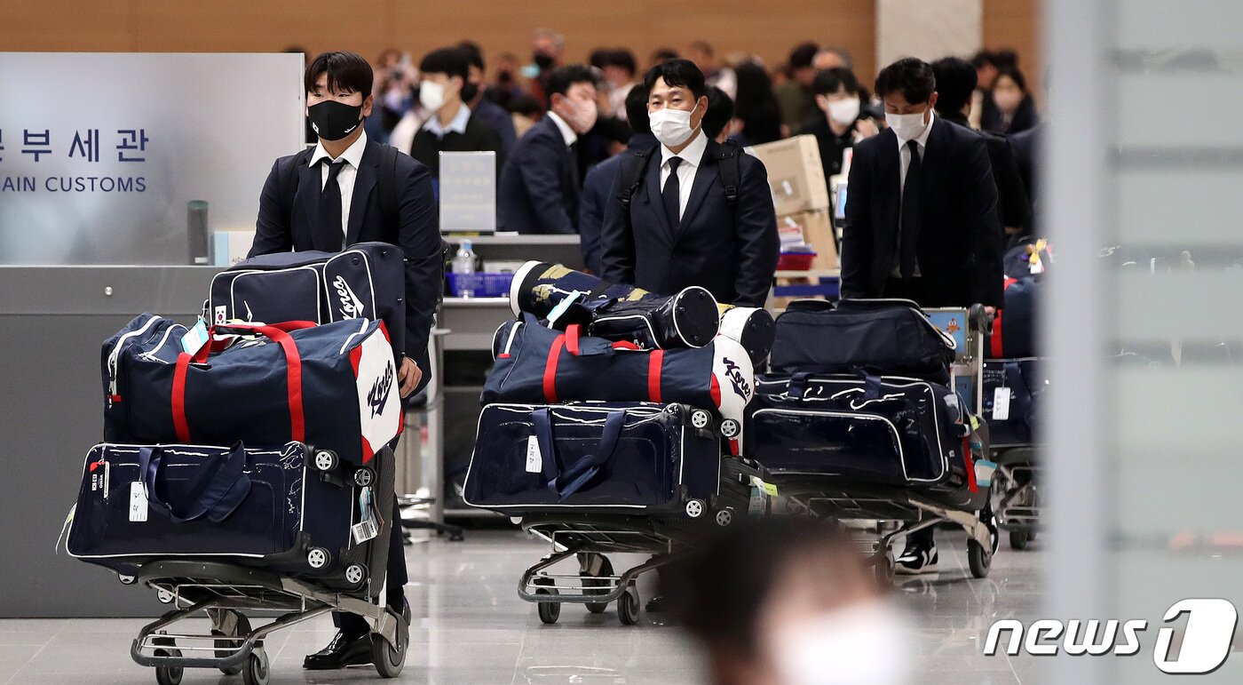 본문 이미지 - 2023 월드베이스볼클래식(WBC)에 출전해 1라운드를 2승 2패의 성적으로 마감한 한국 야구대표팀 선수들이 14일 오후 인천국제공항을 통해 귀국하고 있다. 2023.3.14/뉴스1 ⓒ News1 박지혜 기자