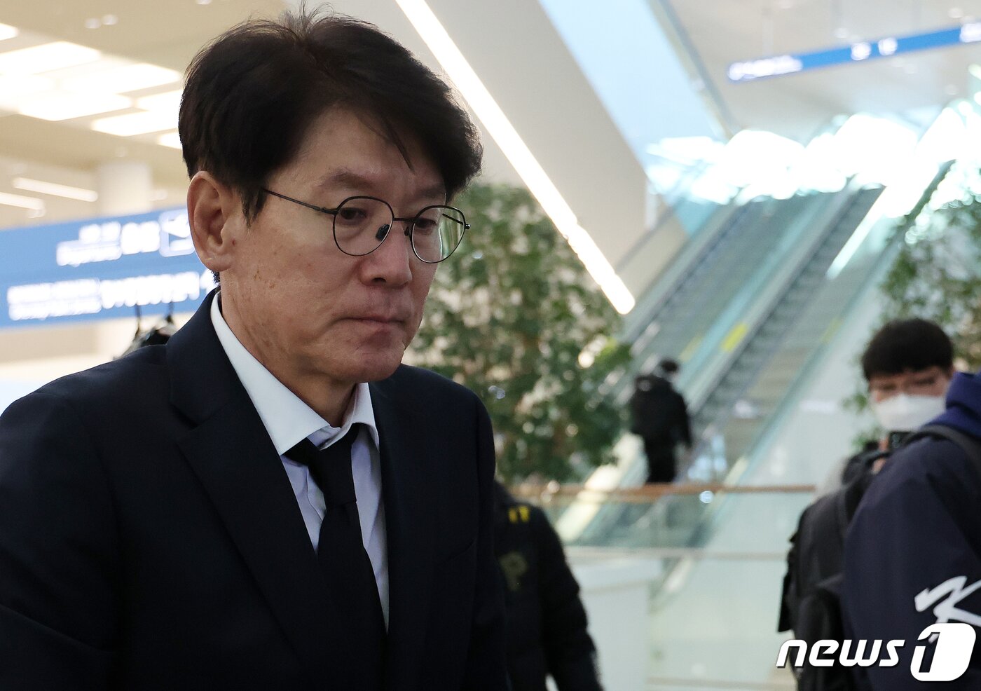 본문 이미지 - 2023 월드베이스볼클래식(WBC)에 출전해 1라운드를 2승 2패의 성적으로 마감한 대한민국 야구대표팀 이강철 감독이 14일 오후 인천국제공항을 통해 귀국 후 공항을 빠져나가고 있다. 2023.3.14/뉴스1 ⓒ News1 김진환 기자