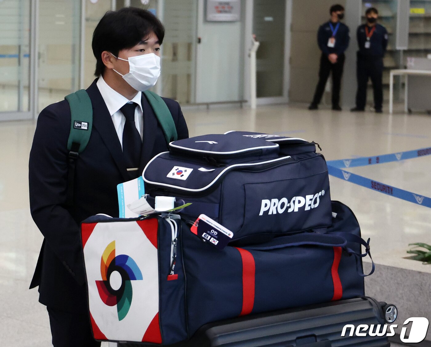 본문 이미지 - 2023 월드베이스볼클래식(WBC)에 출전해 1라운드를 2승 2패의 성적으로 마감한 대한민국 야구대표팀 고우석이 14일 오후 인천국제공항을 통해 귀국 후 공항을 빠져나가고 있다. 2023.3.14/뉴스1 ⓒ News1 김진환 기자