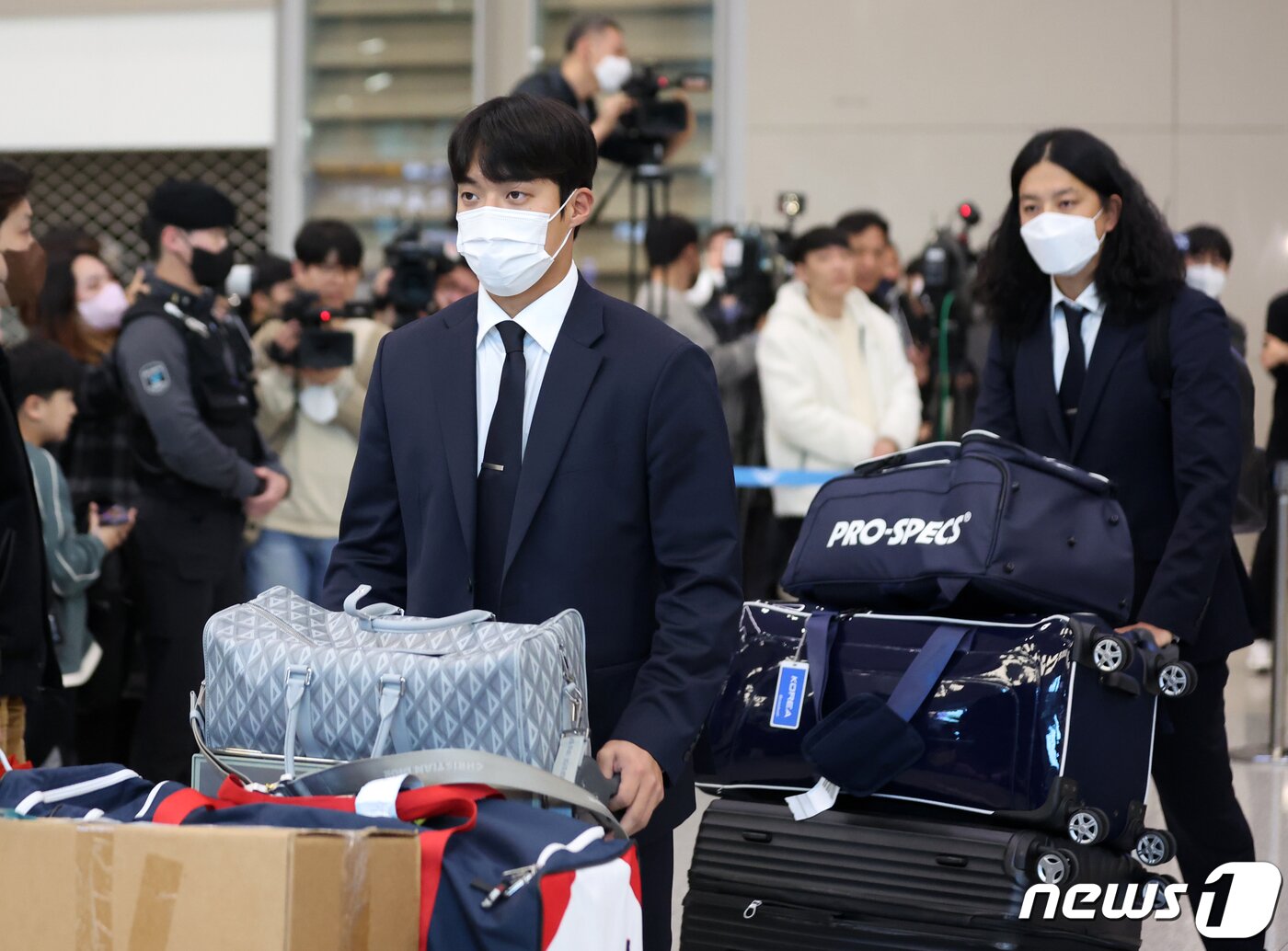 본문 이미지 - 2023 월드베이스볼클래식(WBC)에 출전해 1라운드를 2승 2패의 성적으로 마감한 대한민국 야구대표팀 원태인과 김원중이 14일 오후 인천국제공항을 통해 귀국 후 공항을 빠져나가고 있다. 2023.3.14/뉴스1 ⓒ News1 김진환 기자