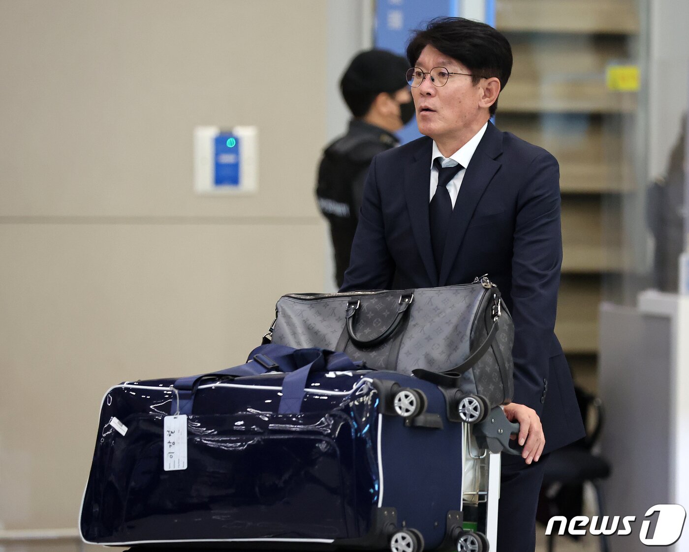 본문 이미지 - 2023 월드베이스볼클래식(WBC)에 출전해 1라운드를 2승 2패의 성적으로 마감한 대한민국 야구대표팀 이강철 감독이 14일 오후 인천국제공항을 통해 귀국하고 있다. 2023.3.14/뉴스1 ⓒ News1 김진환 기자