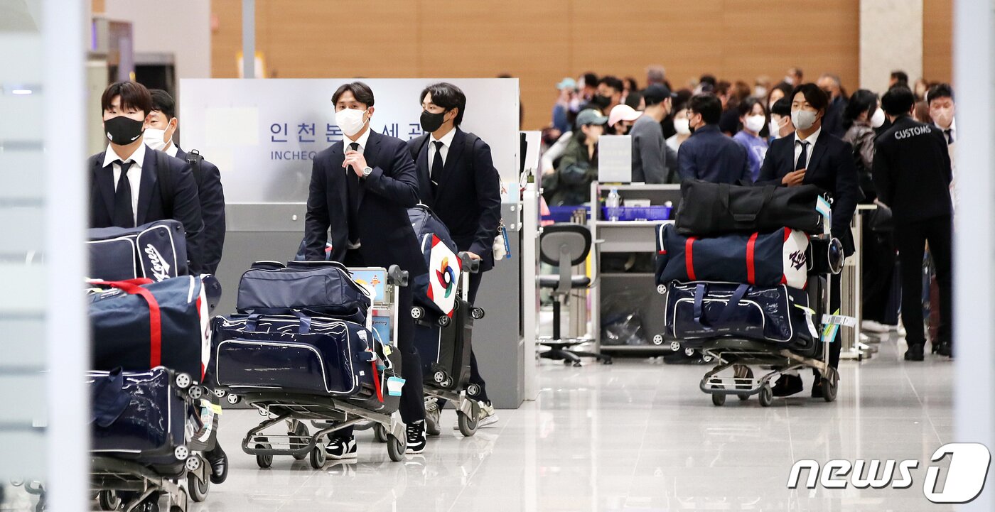 본문 이미지 - 2023 월드베이스볼클래식(WBC)에 출전해 1라운드를 2승 2패의 성적으로 마감한 강백호(오른쪽)를 비롯한 한국 야구대표팀 선수들이 14일 오후 인천국제공항을 통해 귀국하고 있다. 2023.3.14/뉴스1 ⓒ News1 박지혜 기자