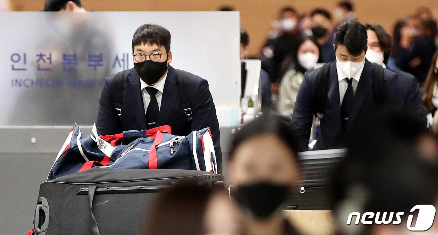 본문 이미지 - 2023 월드베이스볼클래식(WBC)에 출전해 1라운드를 2승 2패의 성적으로 마감한 한국 야구대표팀 선수들이 14일 오후 인천국제공항을 통해 귀국하고 있다. 2023.3.14/뉴스1 ⓒ News1 박지혜 기자