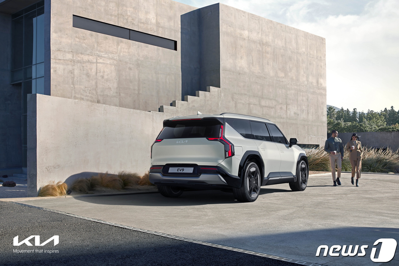 (서울=뉴스1) = 기아가 전기차 전용 플랫폼 E-GMP에 기반한 대형 전동화 SUV 'EV9'의 실물 모습을 15일 공개했다. 기아는 3월 말 온라인으로 EV9의 세부 상품 정보 …