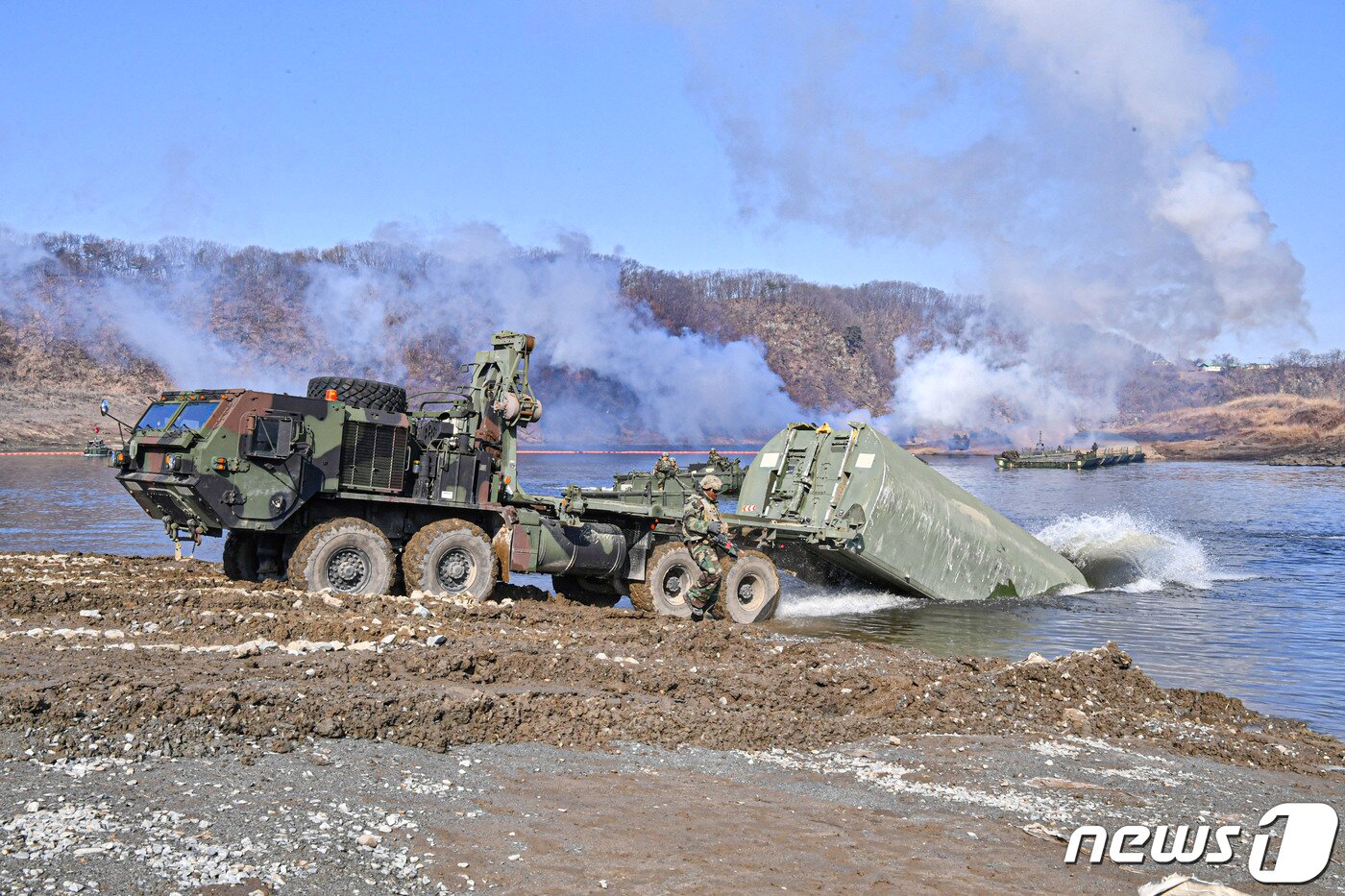 본문 이미지 - 육군 3공병여단이 FS·TIGER 훈련의 일환으로 지난 6일부터 경기도 연천군 도하훈련장에서 미2사단·한미연합사단 예하 공병대대와 연합 도하훈련을 하고 있다고 15일 밝혔다. 미군 개량형 전술부교(IRB)가 진수되고 있다. (육군 제공) 2023.3.15/뉴스1