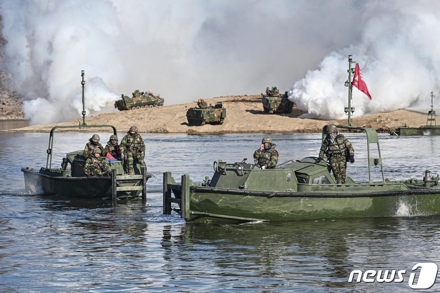 본문 이미지 - 육군 3공병여단과 미 2사단·한미연합사단 예하 공병대대가 지난 6일부터 경기도 연천군 일대 훈련장에서 FS·TIGER 훈련의 일환으로 연합도하훈련을 하고 있다. (육군 제공) 2023.3.15/뉴스1