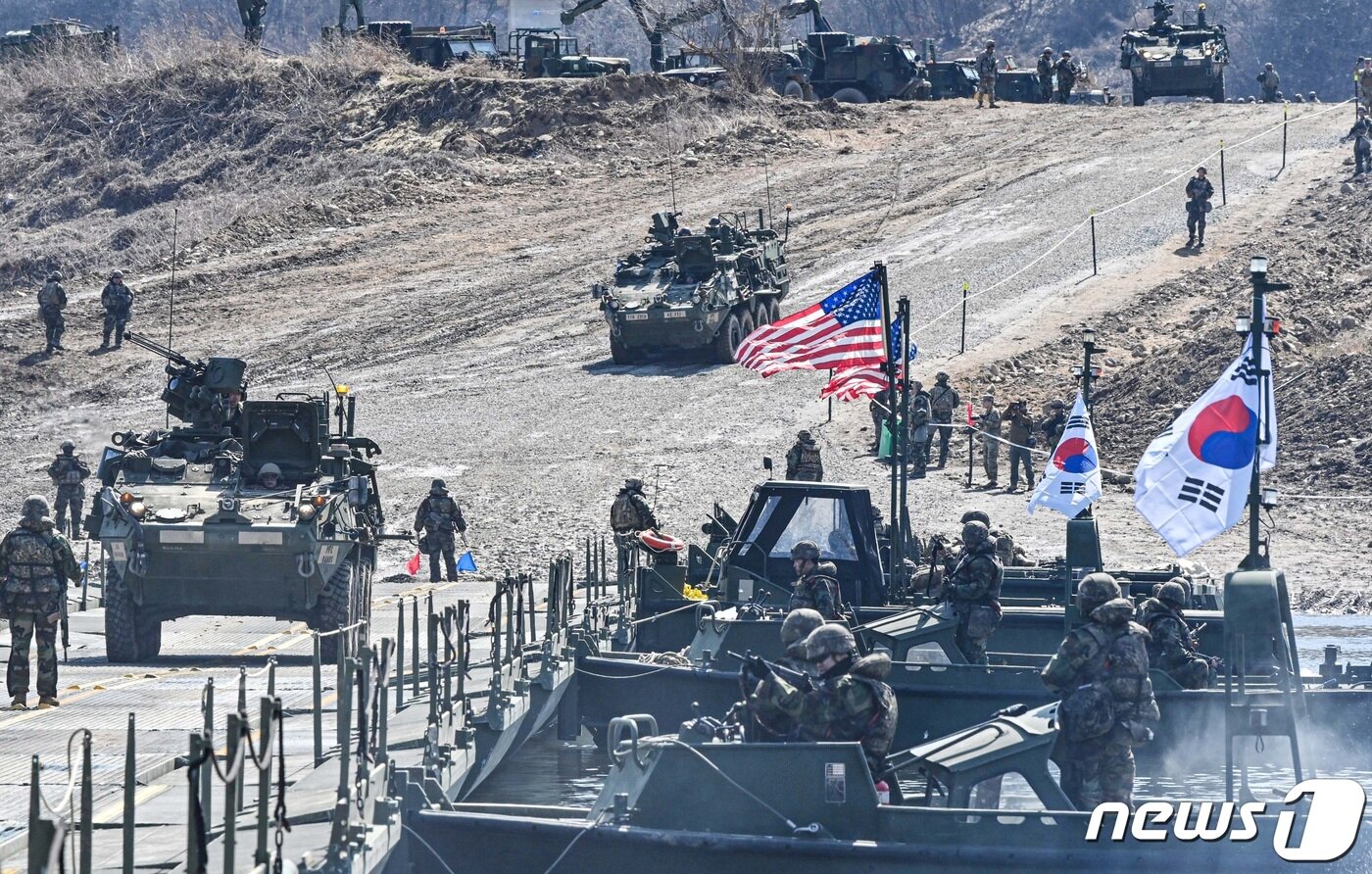 본문 이미지 - 육군3공병여단과 미2사단/한미연합사단 예하 공병대대가 지난 6일부터 경기도 연천군 일대 훈련장에서 FS/TIGER의 일환으로 연합도하훈련을 하고 있다. (육군 제공) 2023.3.15/뉴스1