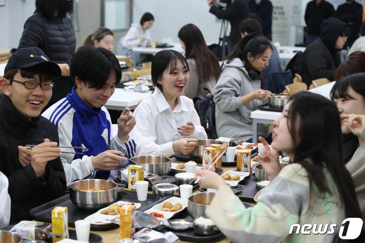 본문 이미지 - 경희대학교 학생들이 15일 오전 서울 동대문구 경희대 푸른솔문화관에서 무료로 배식 받은 '천원의 아침밥'을 먹고 있다. 경희대 총학생회는 이날 하루 학생, 대학원생을 대상으로 일 100명분 내외의 '천원의 아침밥'을 무료로 제공했다. 2023.3.15/뉴스1 ⓒ News1 임세영 기자