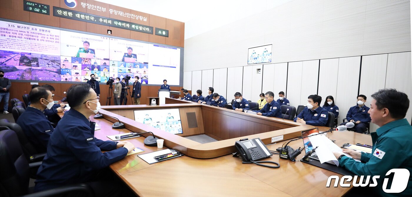 본문 이미지 - 한창섭 중앙재난안전대책본부(중대본) 제2차장(행정안전부 장관 직무대행)이 15일 오전 세종시 정부세종청사에서 열린 중대본회의를 주재하며 오는 20일부터 버스·전철 등 대중교통과 마트·역사 등 대형시설 안의 개방형 약국에 대해서도 마스크 착용 의무를 추가로 해제하는 내용을 발표하고 있다. 2023.3.15/뉴스1 ⓒ News1 김기남 기자