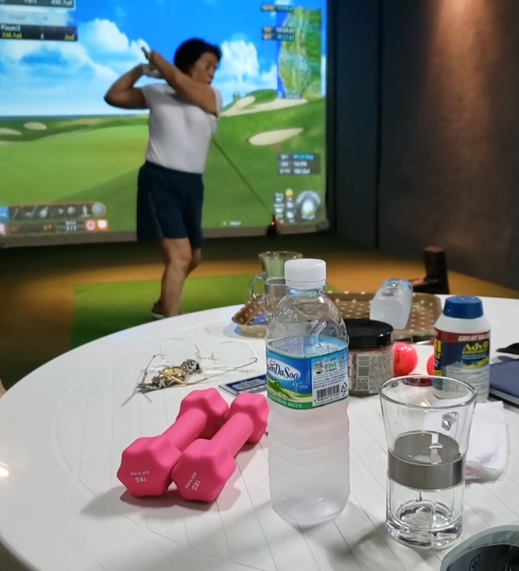 본문 이미지 - 연희동 자택에 마련된 스크린골프 시설에서 골프를 취는 이순자 여사. (인스타그램)