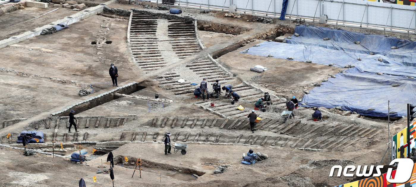 (서울=뉴스1) 박지혜 기자 = 15일 서울 광화문 월대 및 주변부 발굴조사 현장에서 관계자들이 시민들에게 공개를 앞두고 분주하게 움직이고 있다.서울시와 문화재청은 광화문 월대 및 …