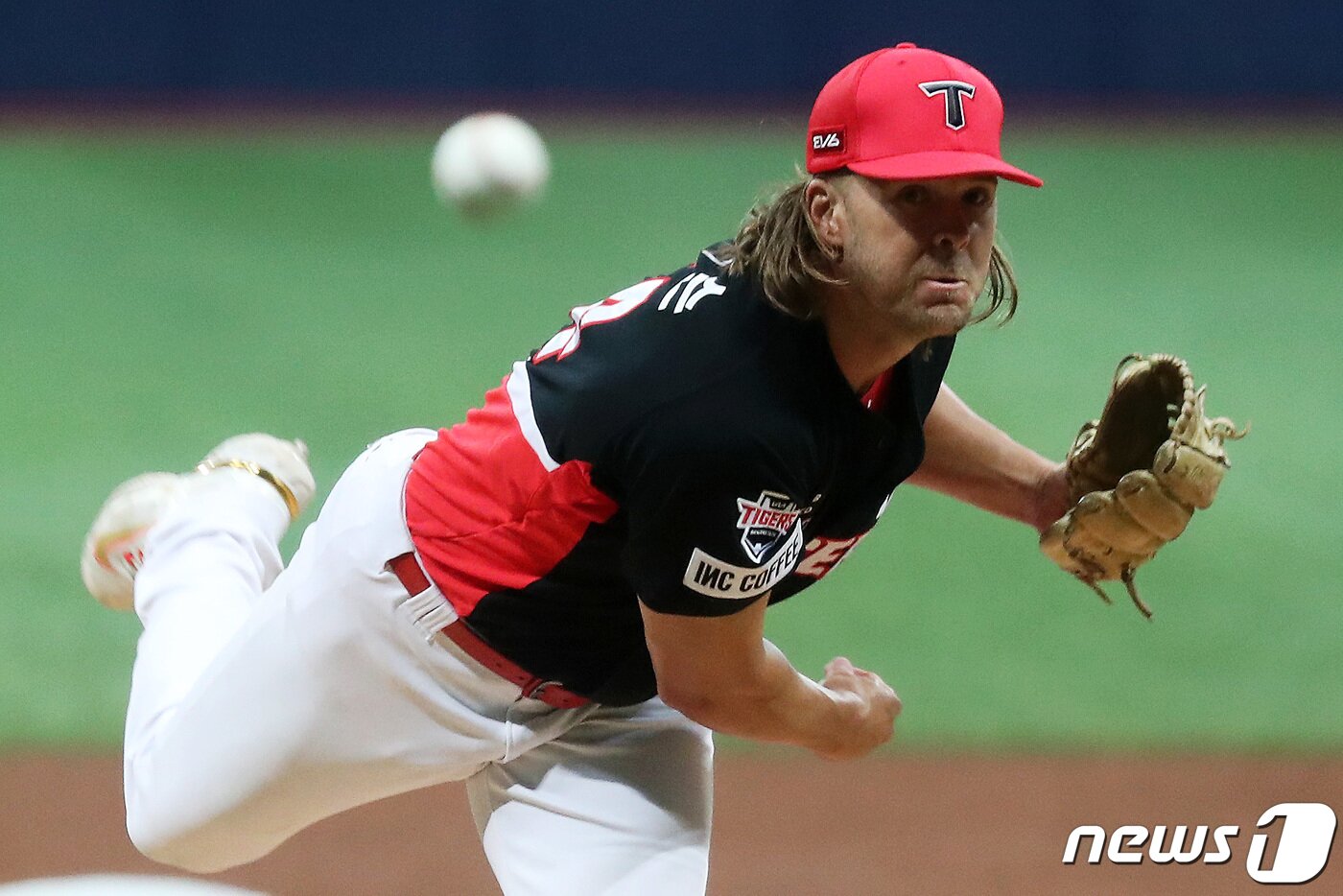 본문 이미지 - 15일 오후 서울 구로구 고척스카이돔에서 열린 2023 한국프로야구(KBO) KIA 타이거즈와 키움 히어로즈의 시범경기, 1회말 KIA 선발투수 앤더슨이 역투하고 있다. 2023.3.15/뉴스1 ⓒ News1 이동해 기자