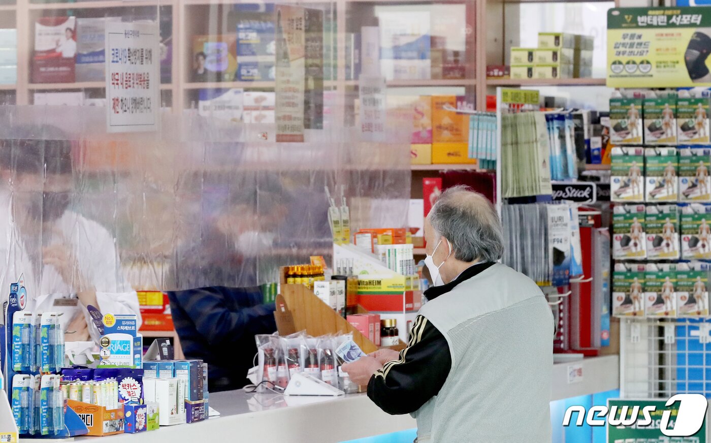 본문 이미지 - 15일 서울역 내 약국에서 마스크를 착용한 시민이 의약품을 구매하고 있다. 코로나19 중대본은 오는 20일부터 버스와 지하철 등 대중교통과 마트 및 역사 등 대형시설 내 개방형 약국에서 실내 마스크 의무를 추가로 해제하는 내용의 완화된 방역조치를 이날 발표했다. 2023.3.15/뉴스1 ⓒ News1 장수영 기자