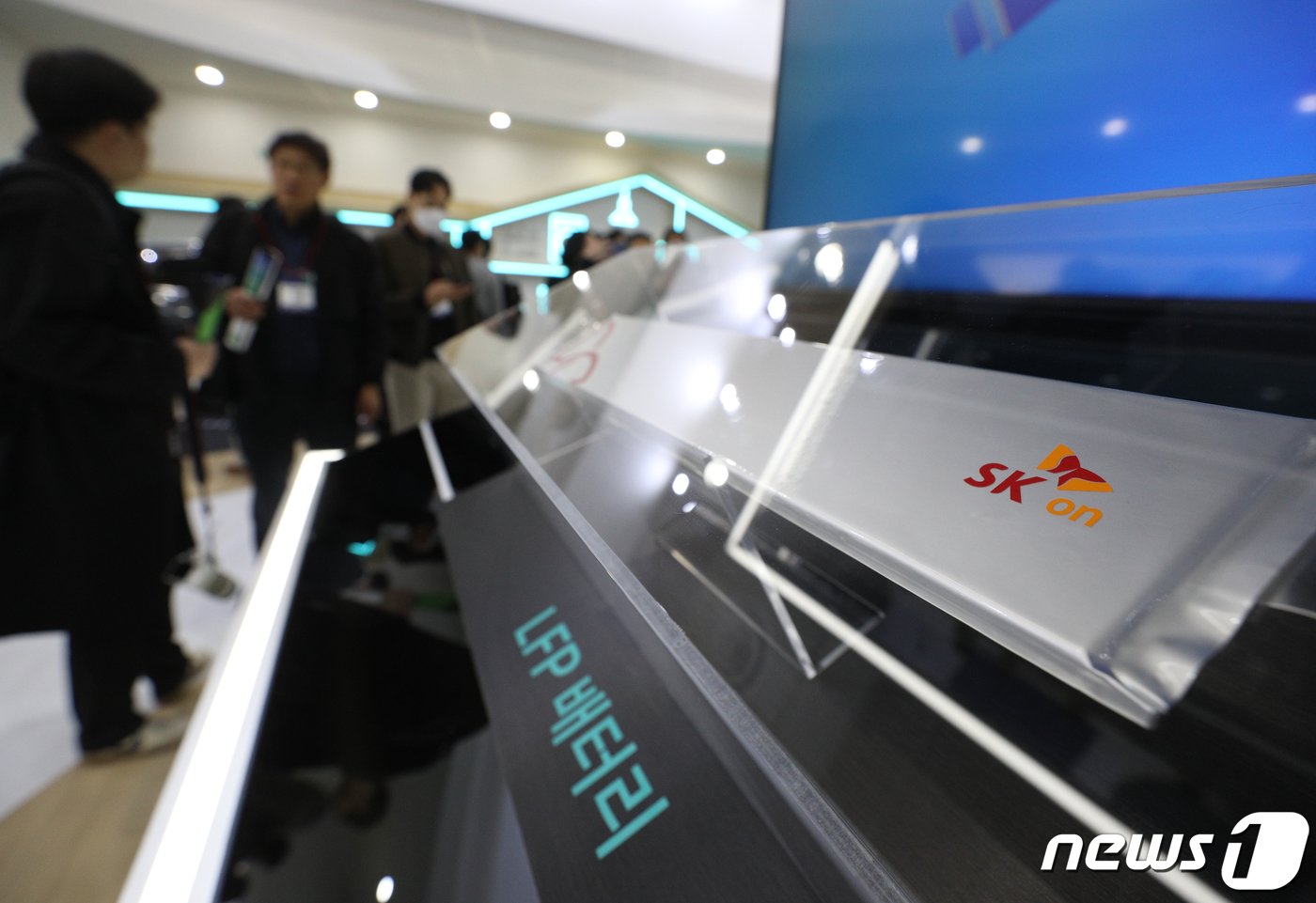 본문 이미지 - 15일 서울 강남구 코엑스에서 열린 배터리 산업 전시회 &#39;인터배터리 2023&#39;을 찾은 관람객들이 다양한 배터리를 살펴보고 있다. 오는 17일까지 열리는 이번 전시회에는 배터리 제조 3사&#40;LG에너지솔루션, 삼성SDI, SK온&#41;를 비롯해 477사가 참가해 기술 트렌드를 선보인다. 2023.3.15/뉴스1 ⓒ News1 신웅수 기자